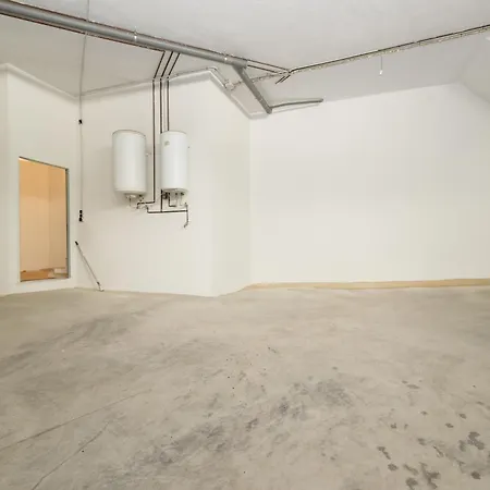 Newly Renovated Townhouse With 5 Bedrooms, Close To The Beach, East