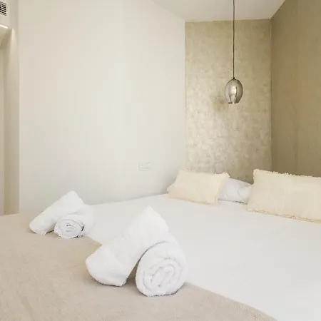 Newly Renovated Townhouse With 5 Bedrooms, Close To The Beach, East