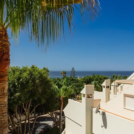 Newly Renovated Townhouse With 5 Bedrooms, Close To The Beach, East