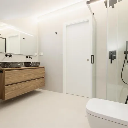 Newly Renovated Townhouse With 5 Bedrooms, Close To The Beach, East Apartment