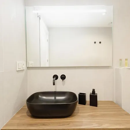 Apartment Newly Renovated Townhouse With 5 Bedrooms, Close To The Beach, East *
