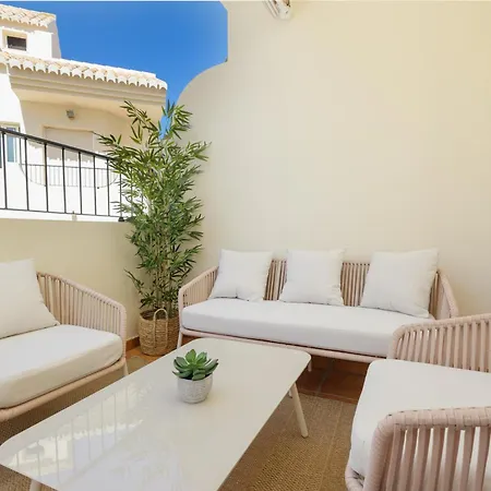 Apartment Newly Renovated Townhouse With 5 Bedrooms, Close To The Beach, East *