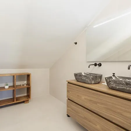 Newly Renovated Townhouse With 5 Bedrooms, Close To The Beach, East Apartment