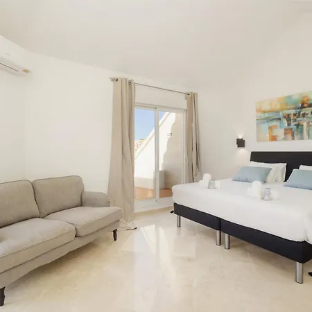 Newly Renovated Townhouse With 5 Bedrooms, Close To The Beach, East *