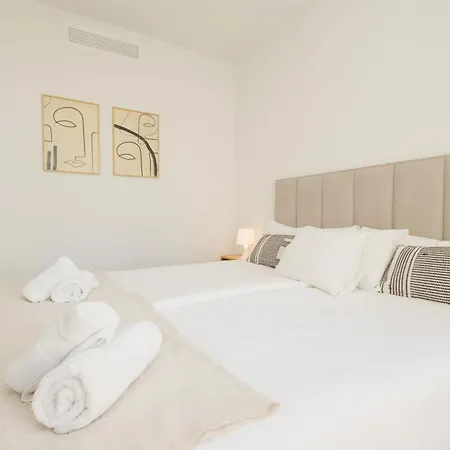Apartment Newly Renovated Townhouse With 5 Bedrooms, Close To The Beach, East *
