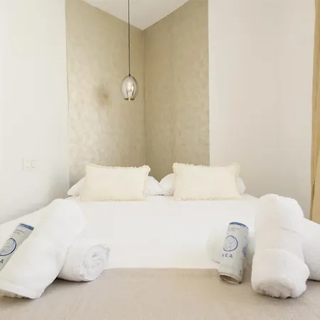 Newly Renovated Townhouse With 5 Bedrooms, Close To The Beach, East Apartment