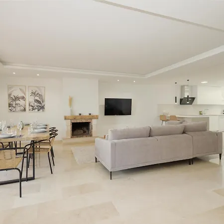 Newly Renovated Townhouse With 5 Bedrooms, Close To The Beach, East Apartment