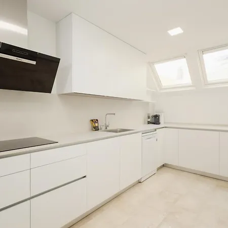 Apartment Newly Renovated Townhouse With 5 Bedrooms, Close To The Beach, East *