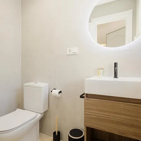 Newly Renovated Townhouse With 5 Bedrooms, Close To The Beach, East Apartment Marbella