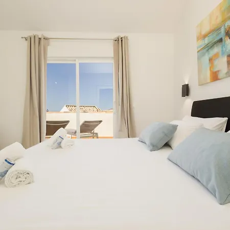 Newly Renovated Townhouse With 5 Bedrooms, Close To The Beach, East *
