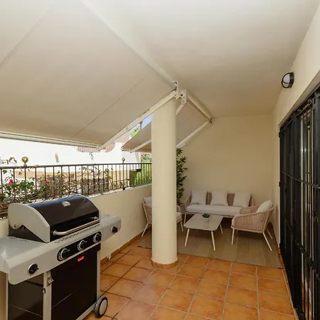 Newly Renovated Townhouse With 5 Bedrooms, Close To The Beach, East Apartment