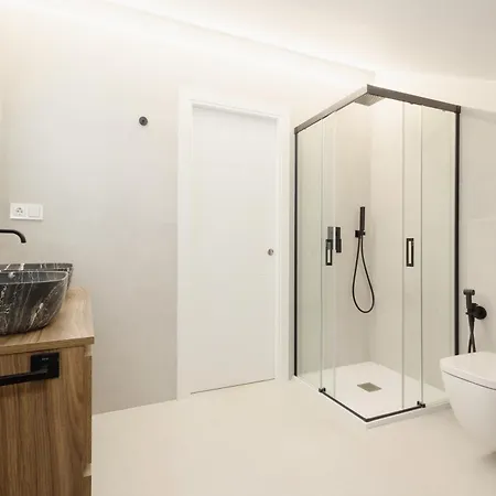 Newly Renovated Townhouse With 5 Bedrooms, Close To The Beach, East Apartment Marbella