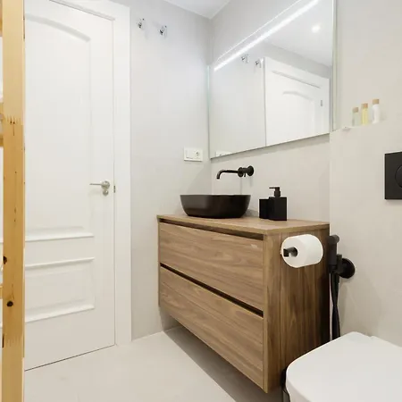 Newly Renovated Townhouse With 5 Bedrooms, Close To The Beach, East *