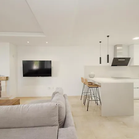 Newly Renovated Townhouse With 5 Bedrooms, Close To The Beach, East Apartment