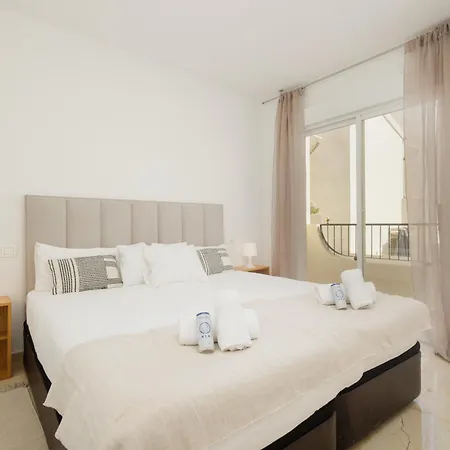 Apartment Newly Renovated Townhouse With 5 Bedrooms, Close To The Beach, East