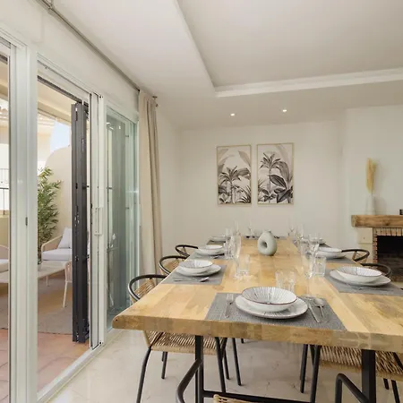 Apartment Newly Renovated Townhouse With 5 Bedrooms, Close To The Beach, East *