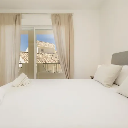 Newly Renovated Townhouse With 5 Bedrooms, Close To The Beach, East *