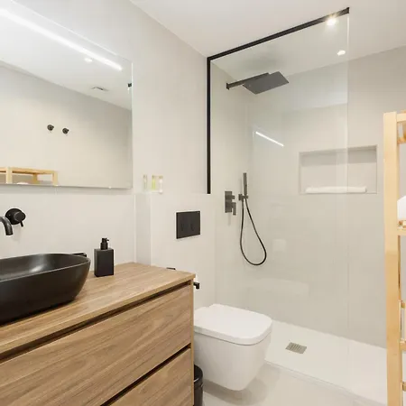 Newly Renovated Townhouse With 5 Bedrooms, Close To The Beach, East