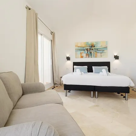Apartment Newly Renovated Townhouse With 5 Bedrooms, Close To The Beach, East *