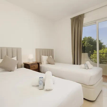 Newly Renovated Townhouse With 5 Bedrooms, Close To The Beach, East *