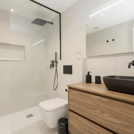 Newly Renovated Townhouse With 5 Bedrooms, Close To The Beach, East Apartment *