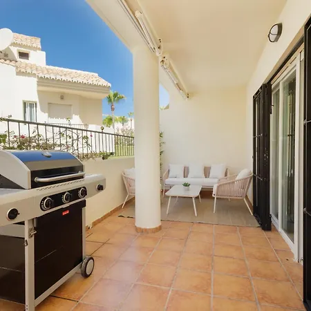 Newly Renovated Townhouse With 5 Bedrooms, Close To The Beach, East *