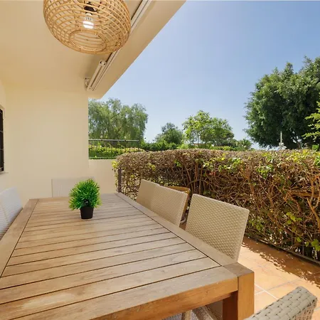 Newly Renovated Townhouse With 5 Bedrooms, Close To The Beach, East Apartment *