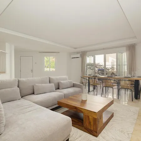 Apartment Newly Renovated Townhouse With 5 Bedrooms, Close To The Beach, East Marbella