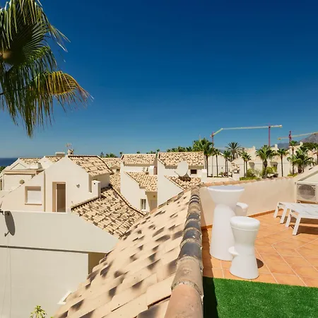 Newly Renovated Townhouse With 5 Bedrooms, Close To The Beach, East Apartment