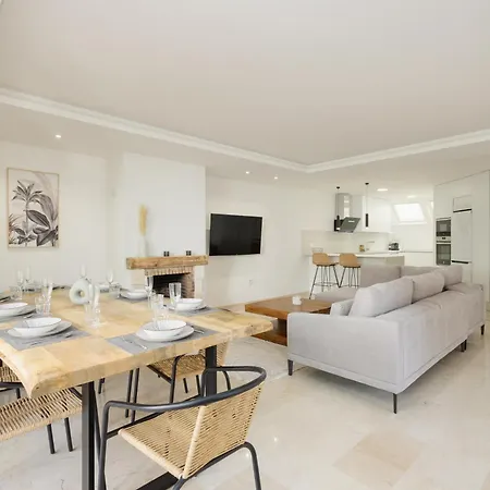 Newly Renovated Townhouse With 5 Bedrooms, Close To The Beach, East Apartment Marbella